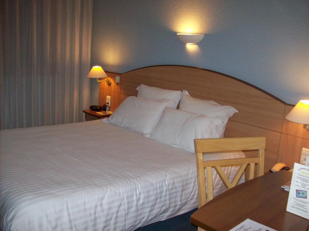 Logis Hotel Maison Carree Restaurant O Carre Dart Mereville  Room photo